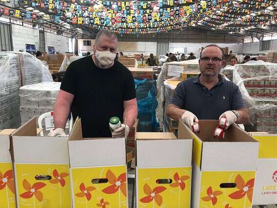 אזרחים וחיילים פועלים יחד בבסיס הצבאי // צילום: דובר צה"ל